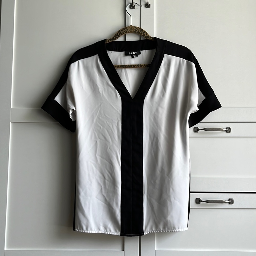 🖤🤍Black and White DKNY blouse🤍🖤